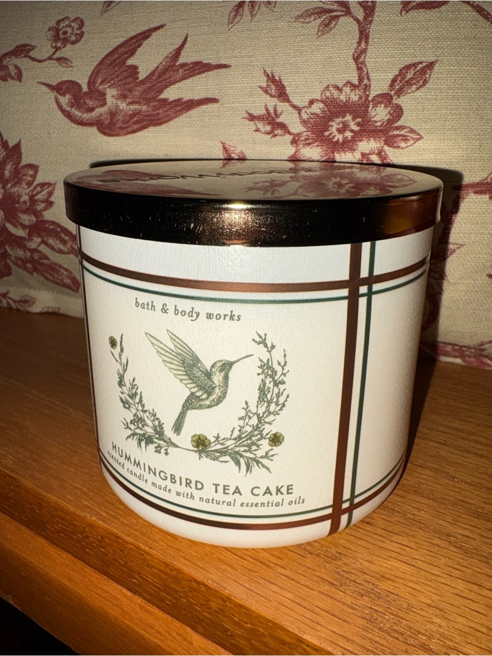 Bath & Body Works Hummingbird Tea Cake Candle - Cream & Gold Lid